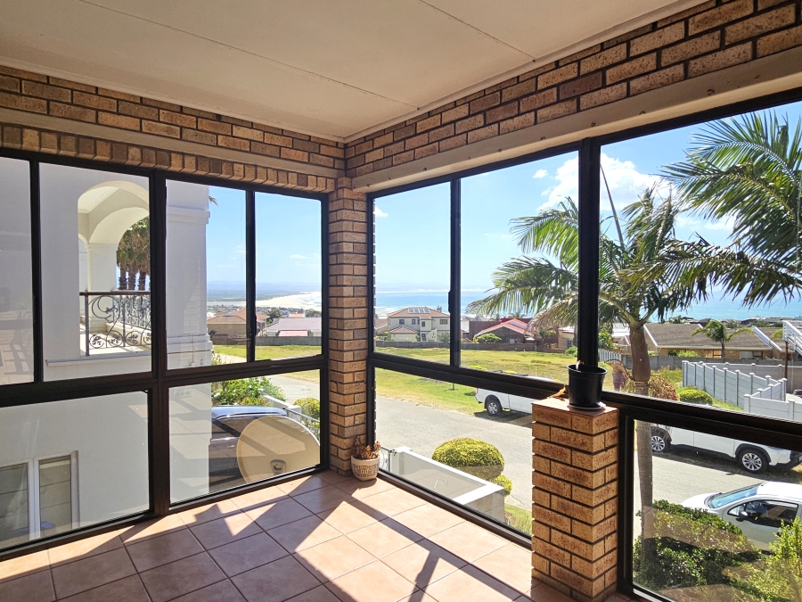 6 Bedroom Property for Sale in Wavecrest Eastern Cape
